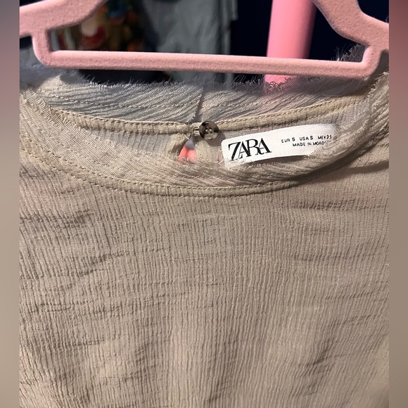 Zara plisse crinkle gauze blouse. Size S. Uncut detail on collar and sleeves. - Picture 4 of 4